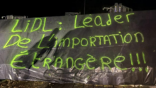 Un panneau avec une inscription dessus ; Lidl ; Leader de l'importation étrangère