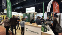 Un stand d'exposition sur un salon avec de personnes dessus
