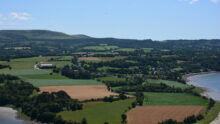 Vue aérienne d'un paysage de bocage en zone littorale