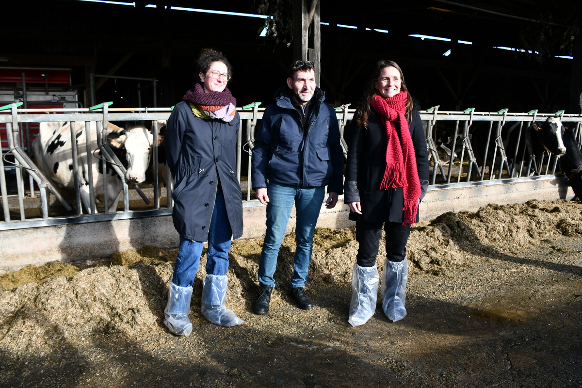 Un homme et deux femmes debout devant des cornadis - Illustration Des fermes ont réduit leurs émissions