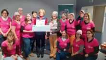 Un groupe de femme avec des vêtements roses pour une remise de don