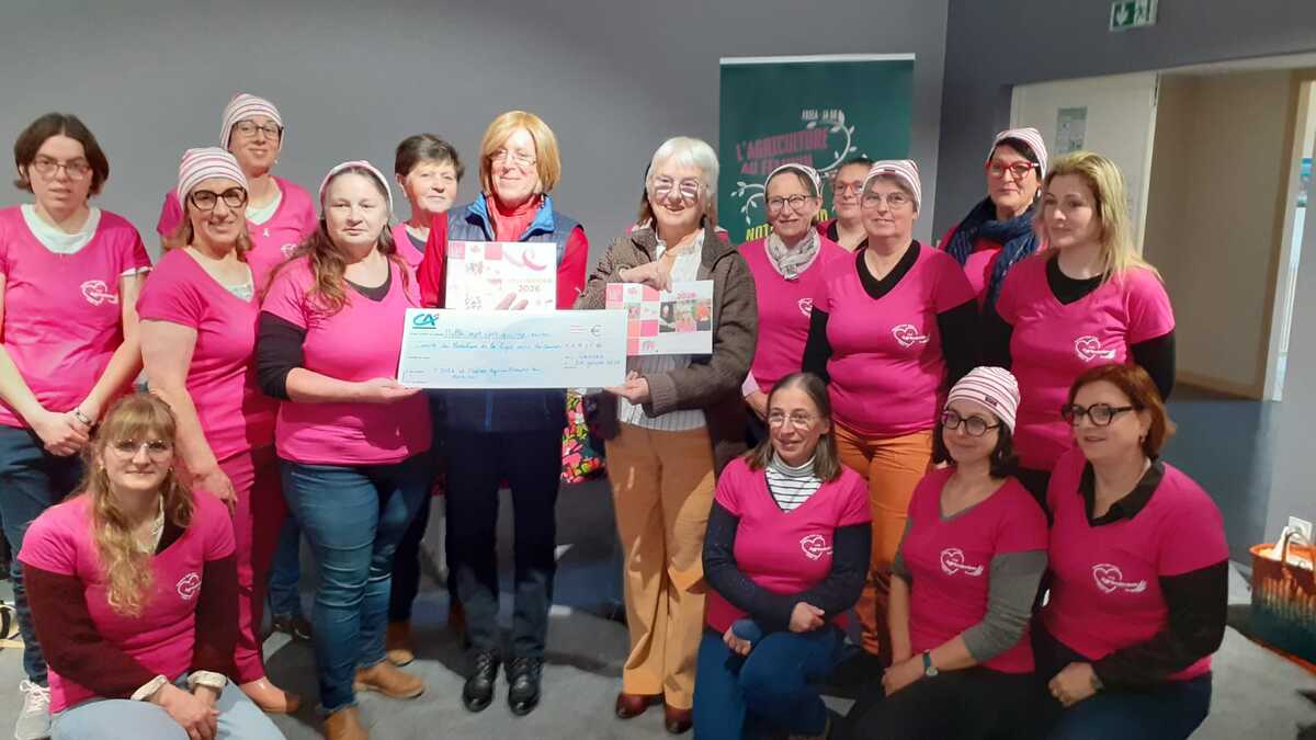 Un groupe de femme avec des vêtements roses pour une remise de don - Illustration 1 715 € pour soutenir  la lutte contre le cancer