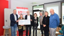 Un groupe de personne lors de la remise d'un don