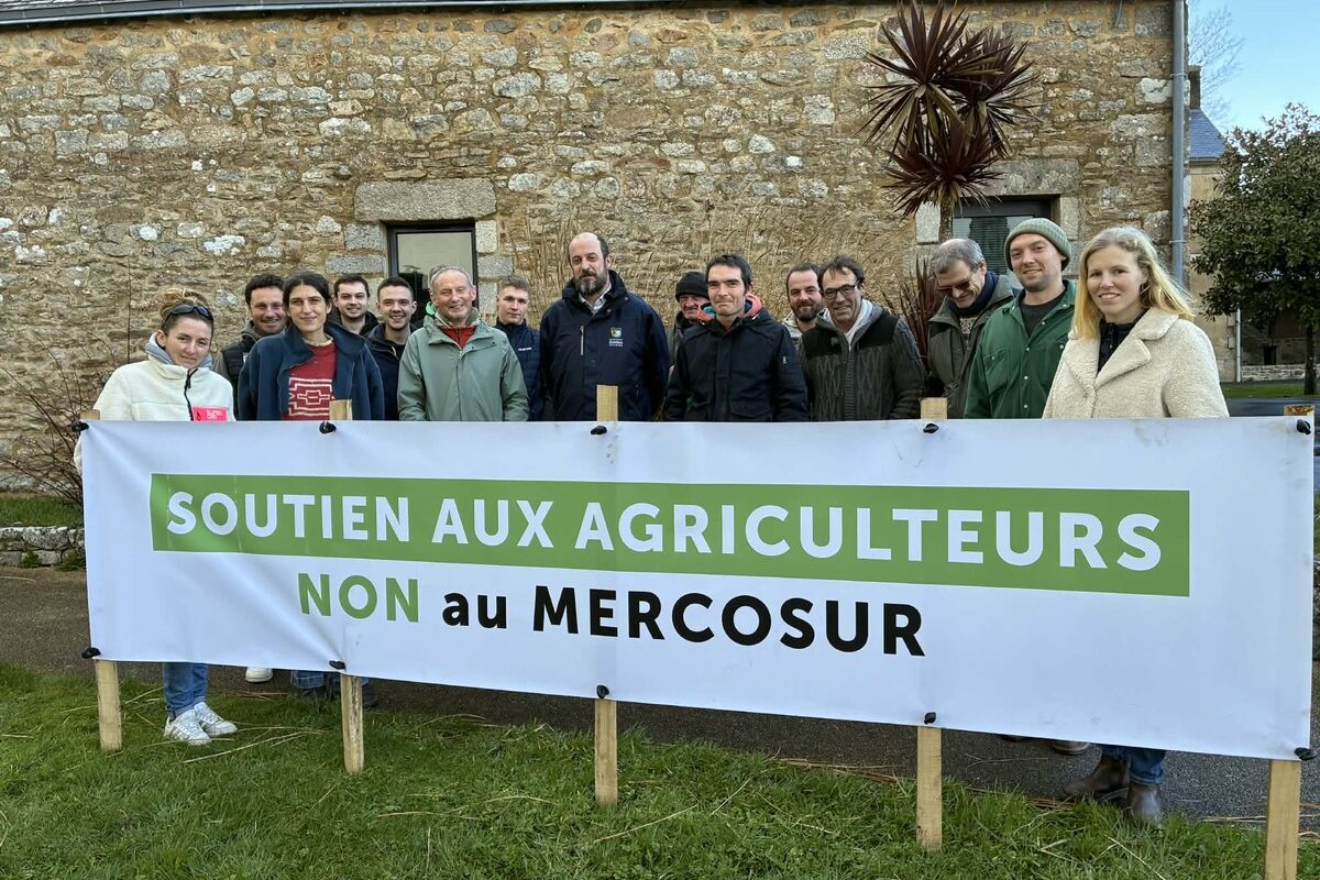 Des personnes devant une banderole - Illustration Le maire rassemble contre le Mercosur