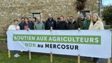 Des personnes devant une banderole