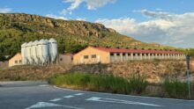 Des silos devant les bâtiments d'un élevage de porc en Espagne