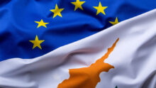 Les drapeaux de l'Union Européenne et de Chypre entremêlés