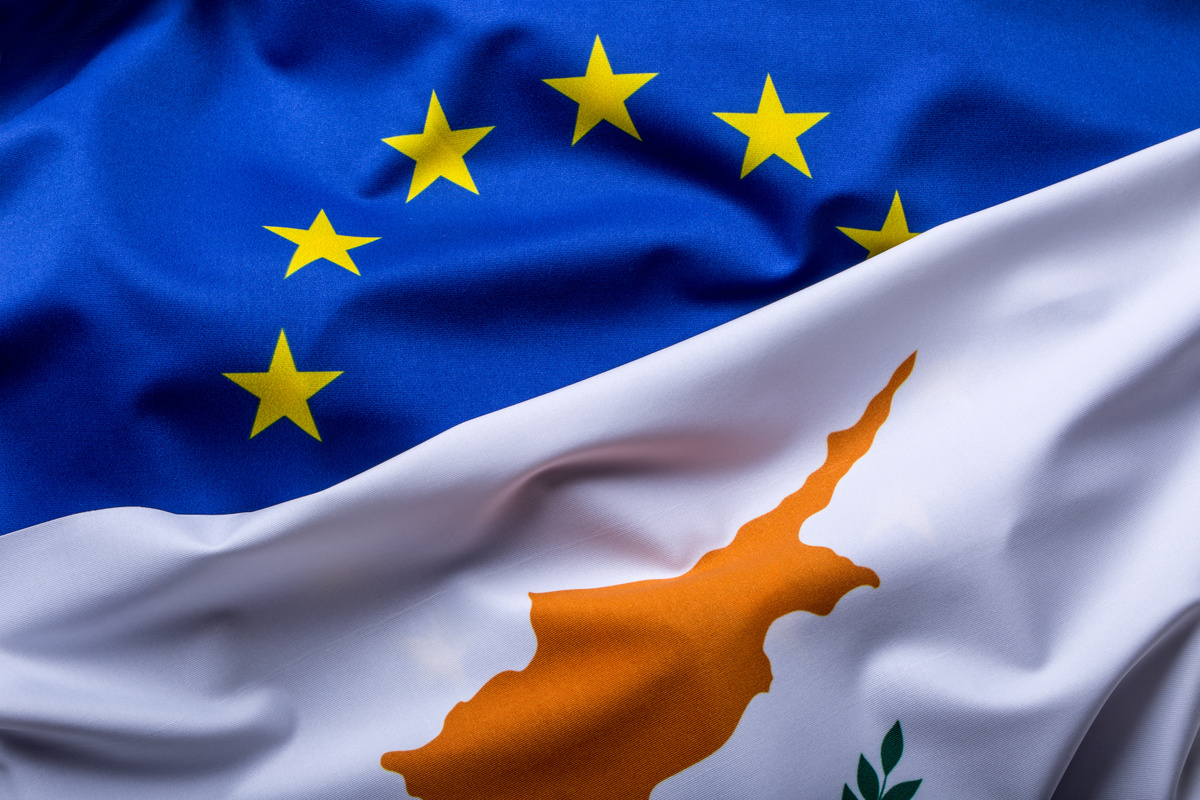 Les drapeaux de l'Union Européenne et de Chypre entremêlés - Illustration Tour d’horizon des dossiers sur la table