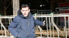 un homme devant des cornadis