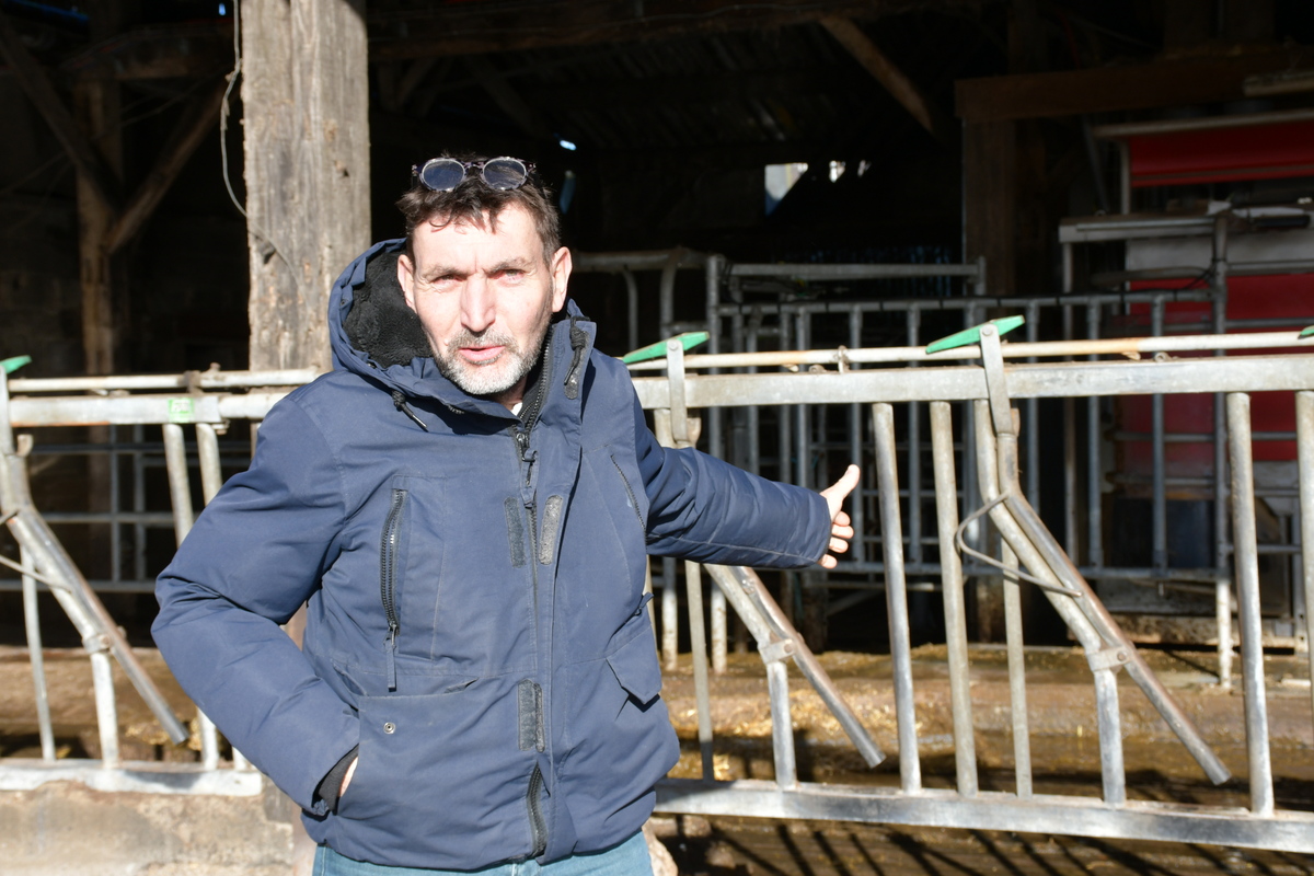 un homme devant des cornadis - Illustration Les effluents, un atout économique