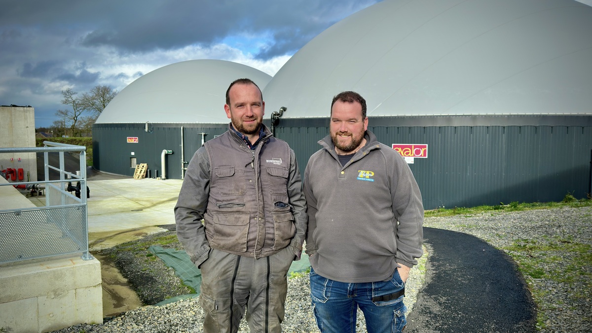 deux agriculteurs devant une unité de méthanisation - Illustration Profiter des retours d’expérience