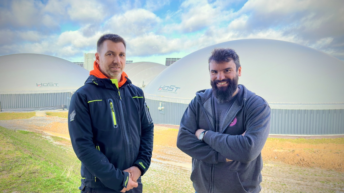 Deux agriculteurs devant un site de méthanisation - Illustration L’injection s’impose
