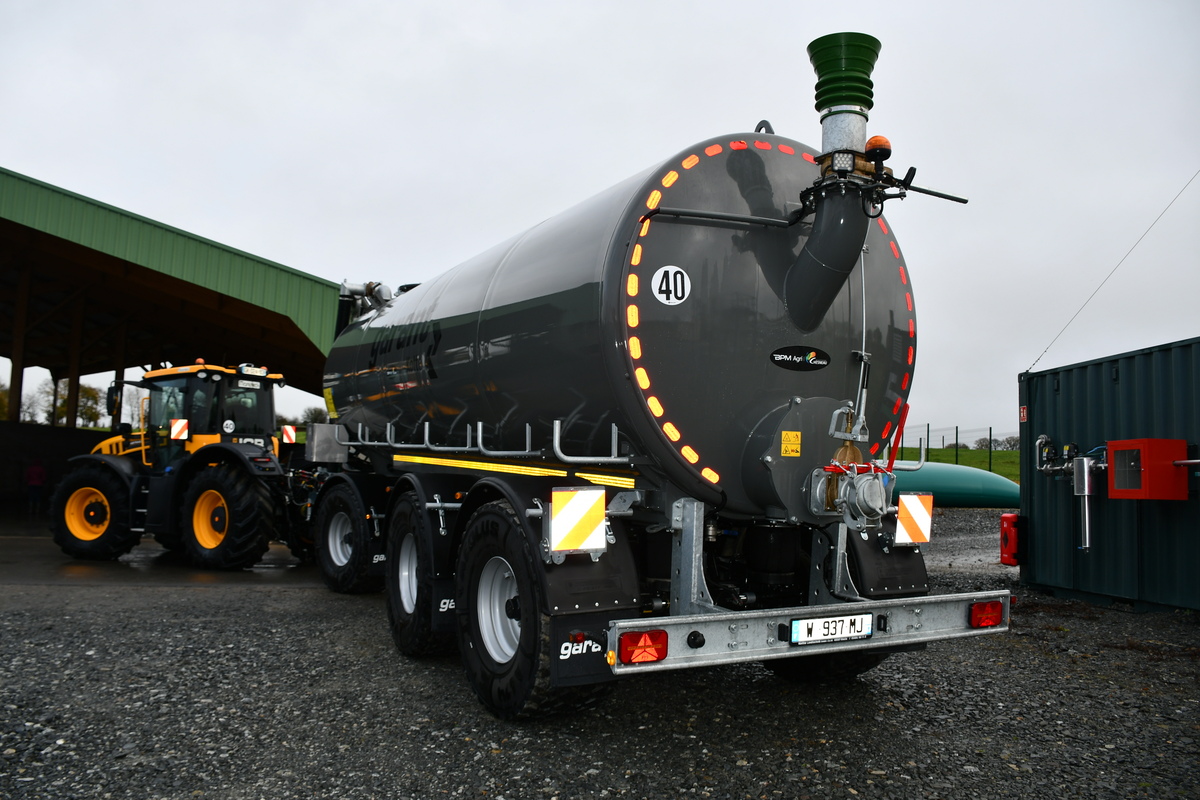 tracteur avec une remorque-citerne dans une cour de ferme - Illustration Une remorque-citerne « légère » de 28 000 L