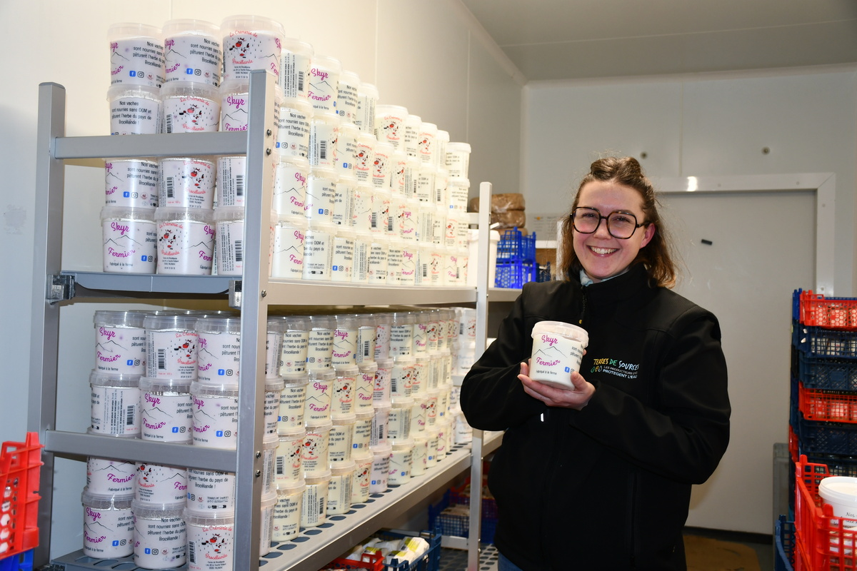 femme tenant du skyr devant une étagère - Illustration Une transformation en hausse sur la ferme