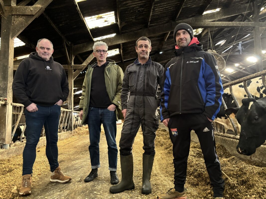 De gauche à droite : Olivier Broudeur, Anthony Quéré (48° Rugissants Production), Roland Jestin et Stéphane Le Vaillant, agriculteurs de Brélès.
