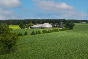 Une unité de méthanisation dans un paysage de bocage