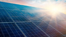 Des panneaux photovoltaïques avec le soleil qui se reflète dessus