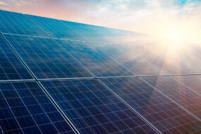 Des panneaux photovoltaïques avec le soleil qui se reflète dessus