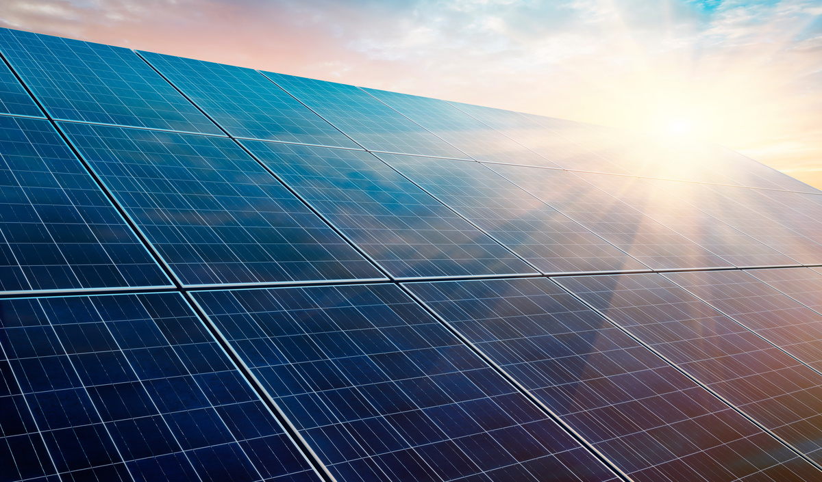 Des panneaux photovoltaïques avec le soleil qui se reflète dessus - Illustration Photovoltaïque dans la tourmente