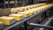 Des plaquettes de beurre sur une chaine de production industrielle