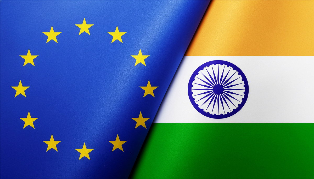 Un drapeau composé d'une moitié de drapeau européeen et l'autre moitié du drapeau indien - Illustration UE/Inde : conclusion des négociations