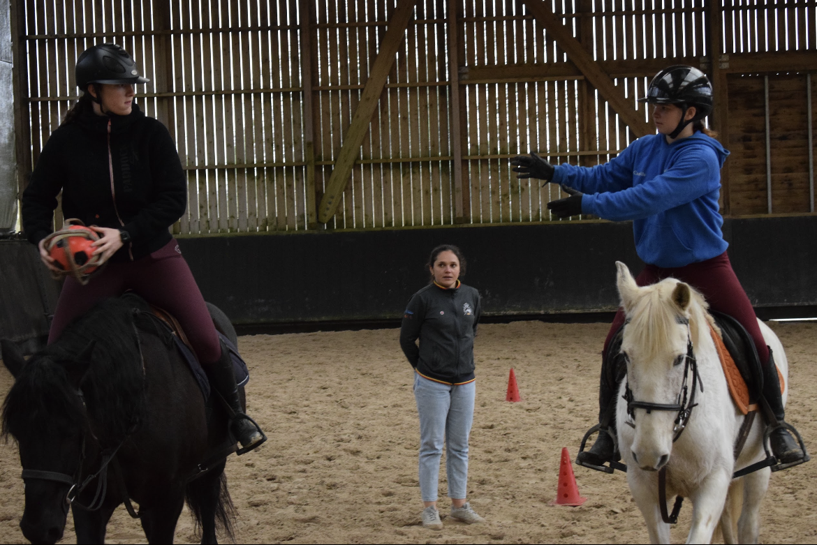 Deux jeunes cavaliers à cheval pratiquant le Horse Ball sous les yeux d'une monitrice.  - Illustration Les premiers pas du horse-ball à Kernilien