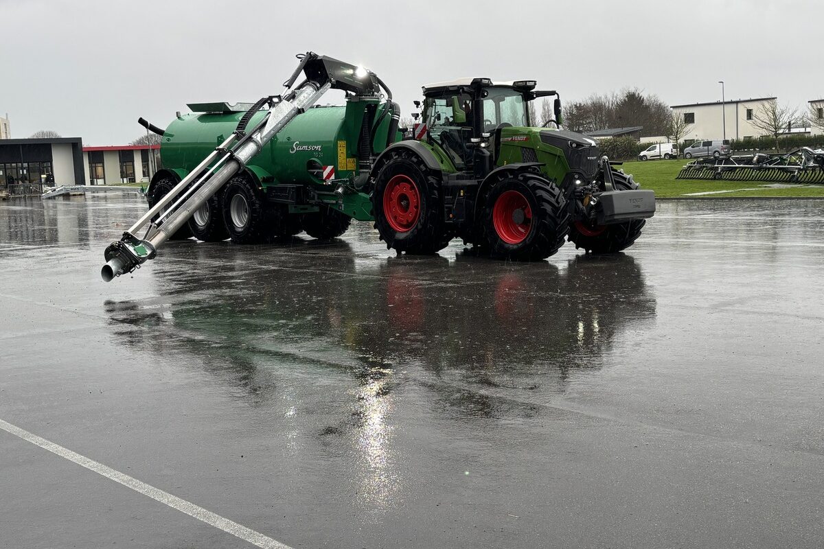 Un tracteur et une tonne à lisier sur un parking - Illustration La gamme de matériel d’épandage présentée