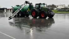 Un tracteur et une tonne à lisier sur un parking