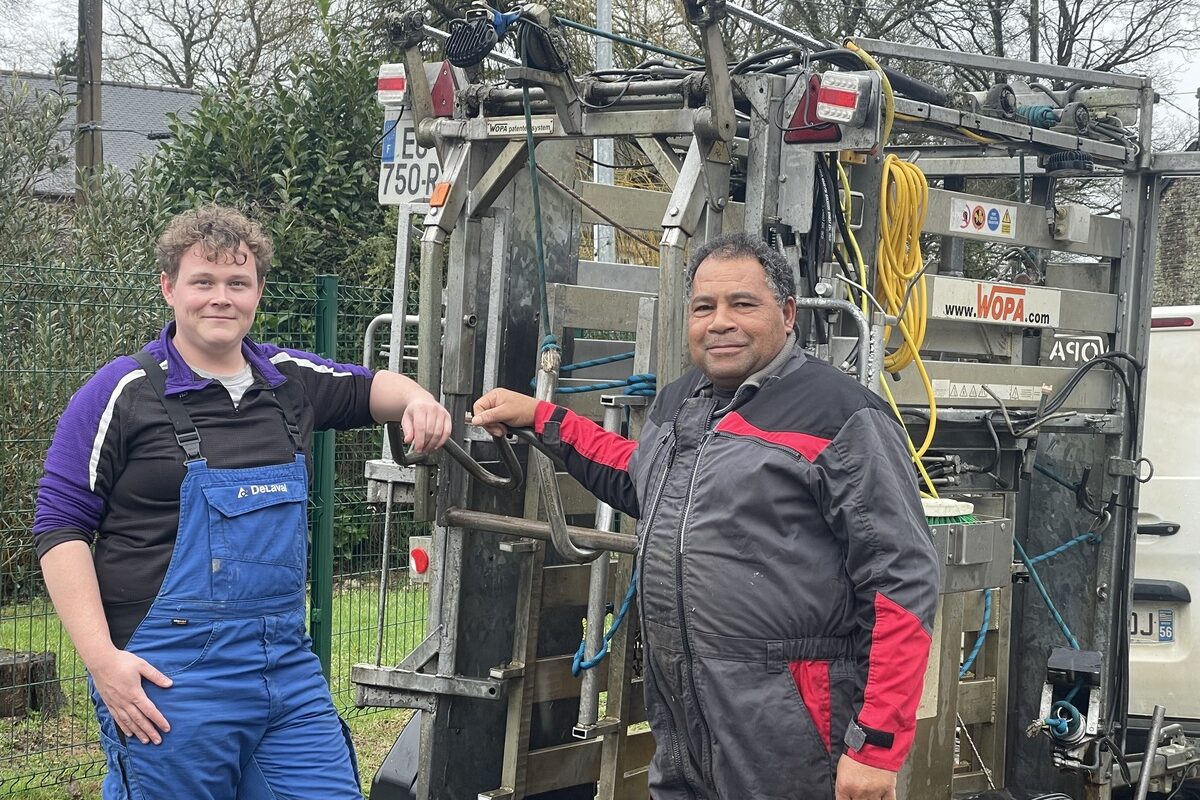 Deux hommes devant une cage de parage pour bovins - Illustration Maxime s’installe comme pareur