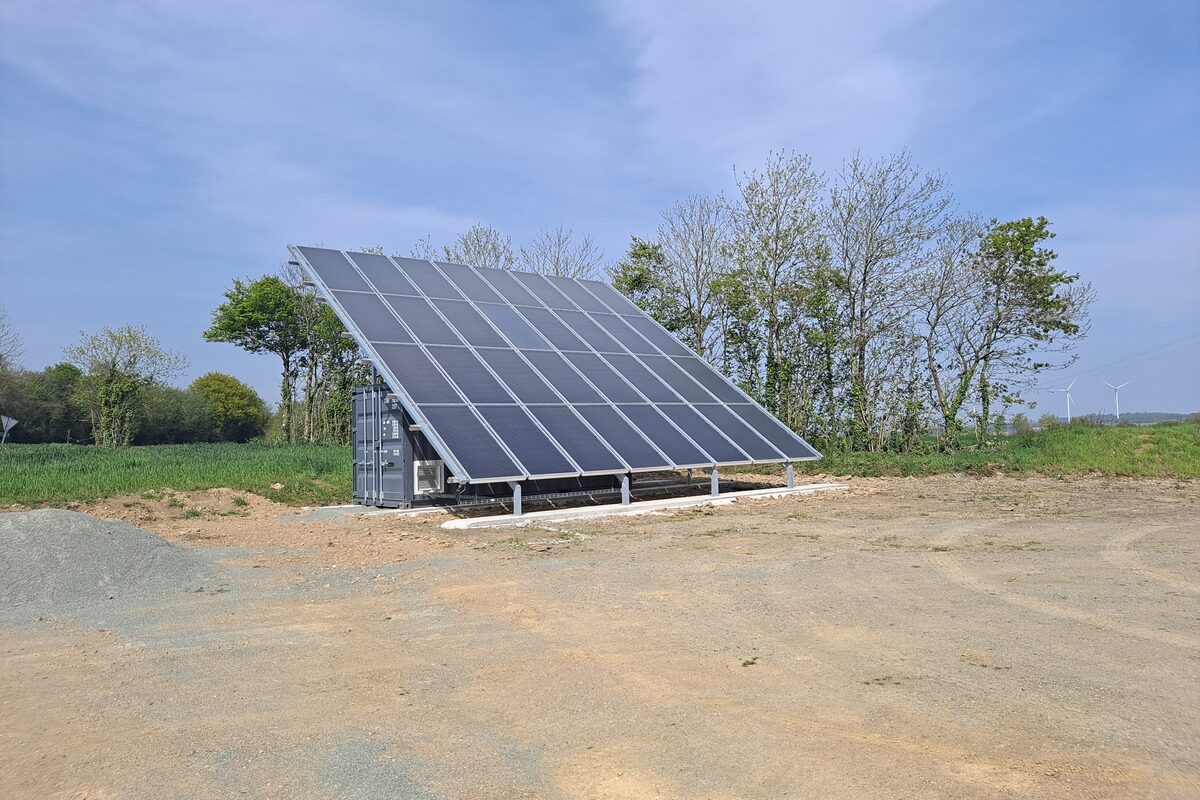 Une installation de panneaux solaires thermiques dans un élevage. - Illustration Mesurer l’intérêt sur l’élevage d’un chauffe-eau solaire