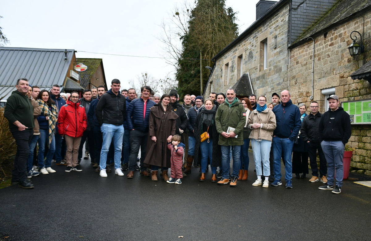 Des personnes devant des maisons de ferme - Illustration Un syndicat breton pour l&rsquo;Angus