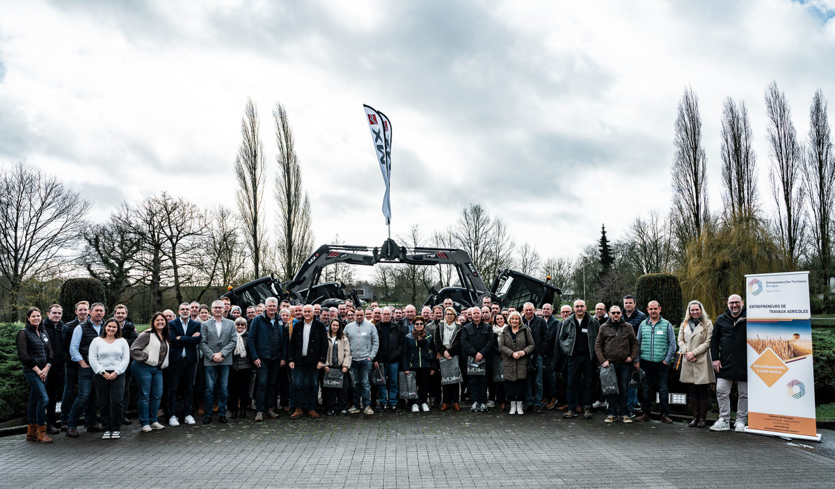Un groupe de personnes devant 2 tracteurs avec des godets qui forment une arche - Illustration La rentabilité des ETA a chuté en 2025