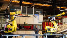 Robots de pliage dans une usine de production de chargeurs agricoles
