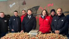 Des personnes devant des légumes