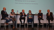 Six personnes a une tribune