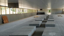 Intérieur d'un bâtiment d'élevage porcin en construction