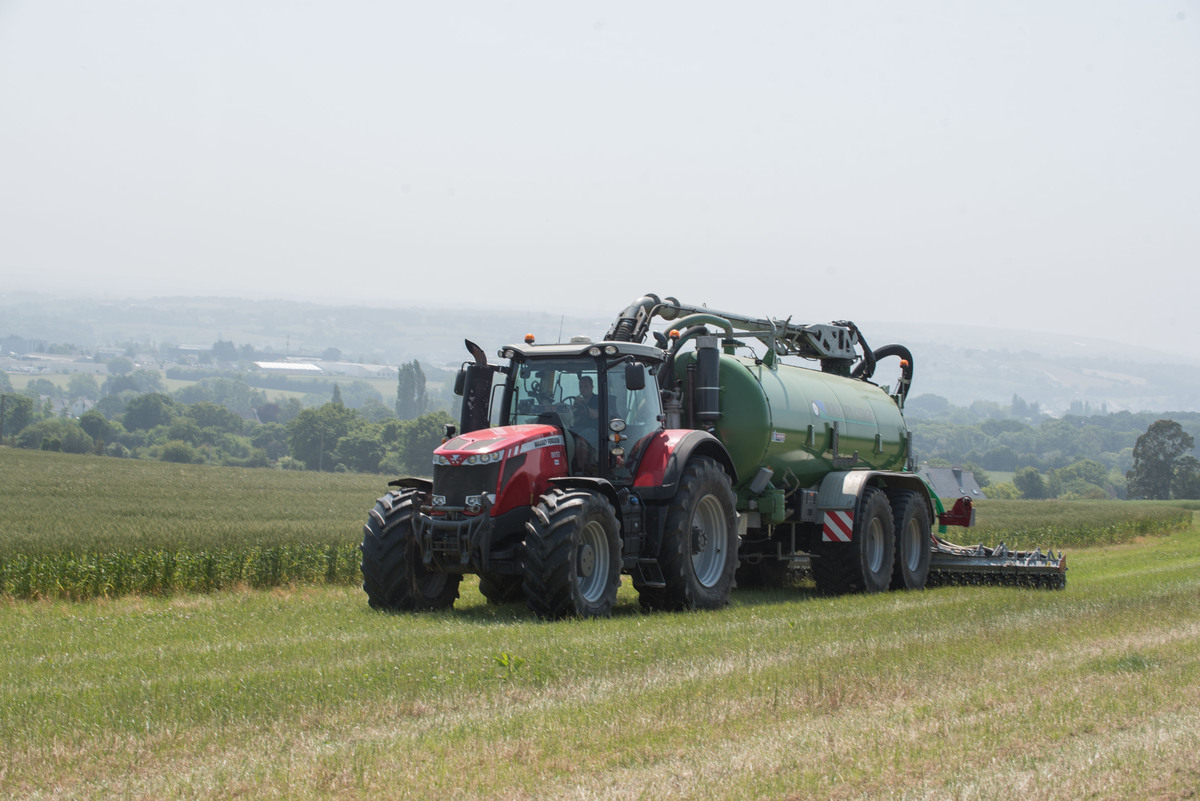 Un tracteur tirant une tonne à lisier lors d'un épandage sur prairie - Illustration La pression d&rsquo;azote organique est en baisse