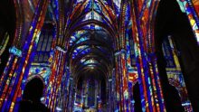 Jeux de lumière à l'intérieur d'une basilique