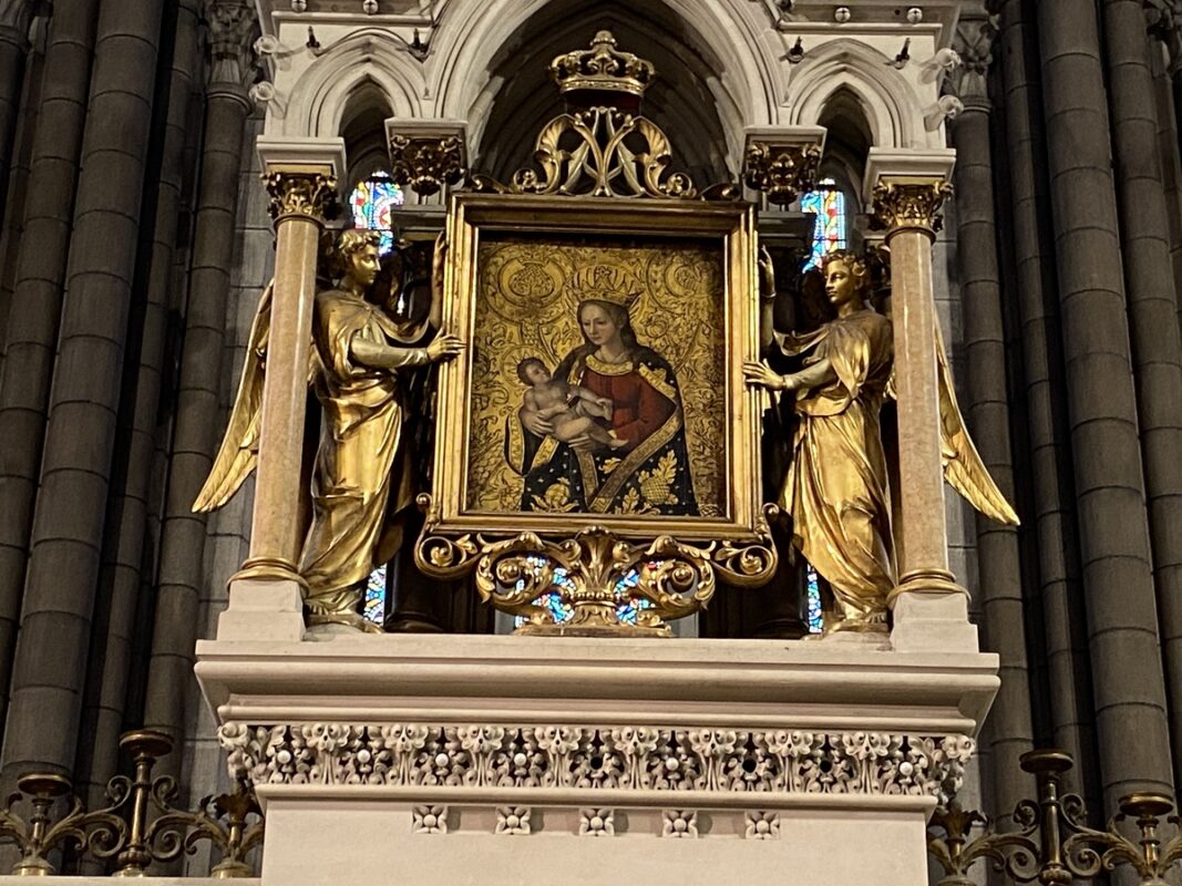 La peinture  sur bois « Notre-Dame de Bonne-Nouvelle » datant du XV<SUP>e</SUP> siècle  se situe dans le retable de la chapelle axiale.