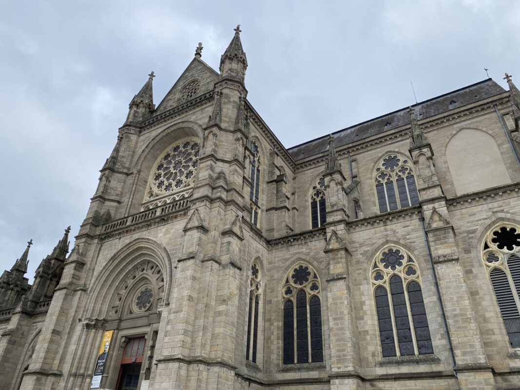 Vue extérieure de la basilique Saint-Aubin