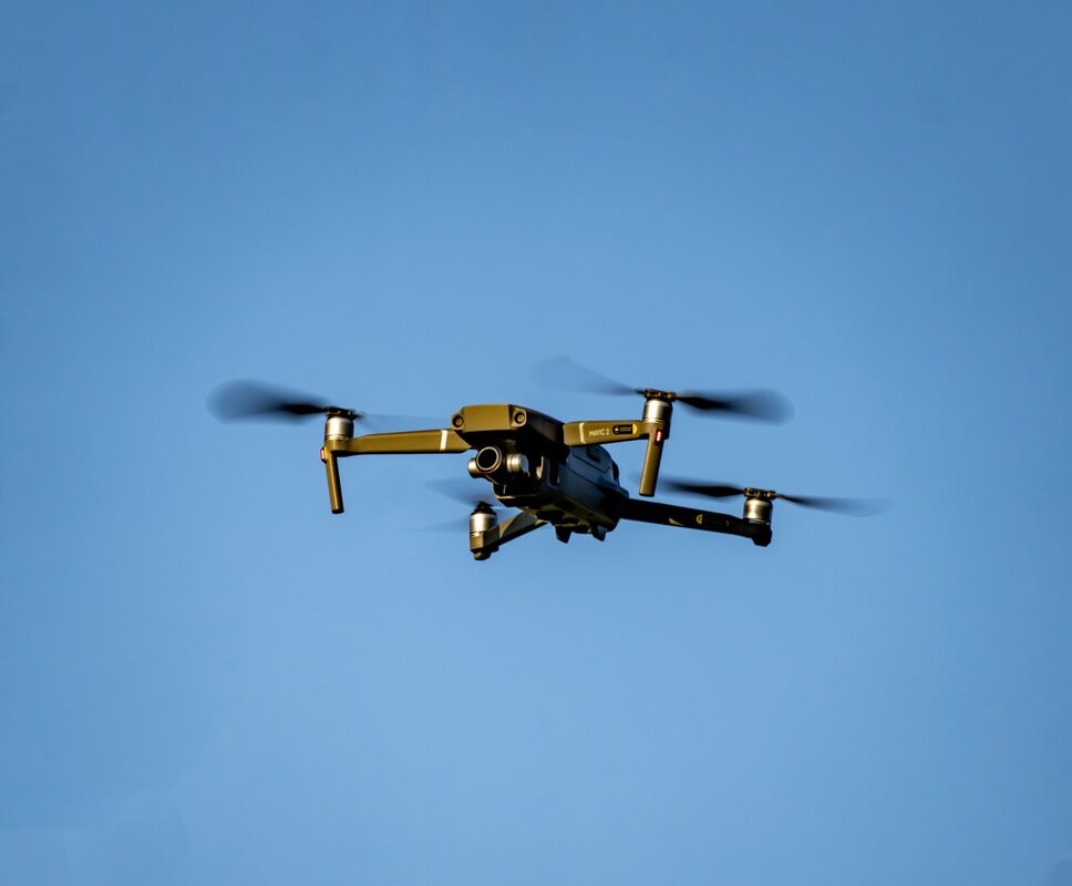 drone dans le ciel - Illustration Combien coûtent vraiment  les outils numériques ?