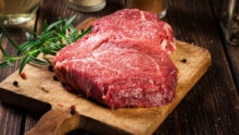 viande bovine sur une planche de découpe