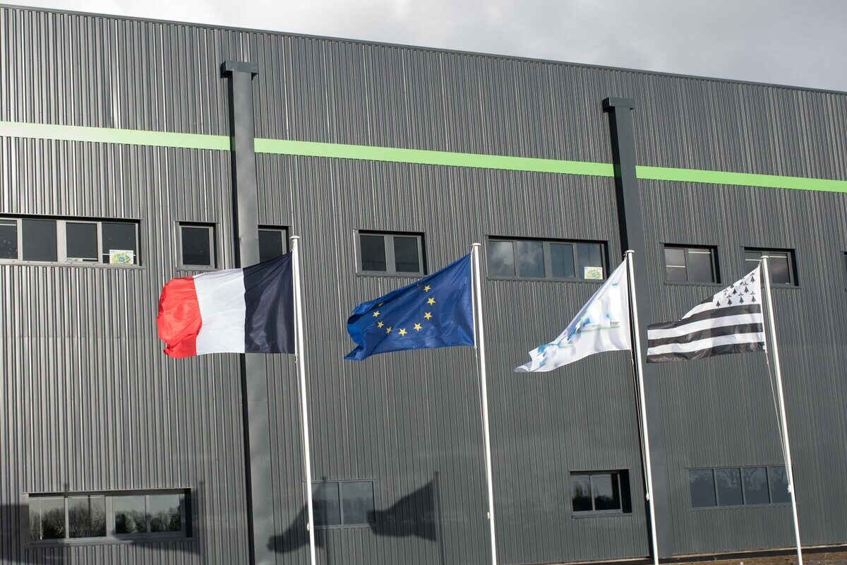 Quatre drapeaux sur des mâts : français, européen, blanc et breton - Illustration Commerce des produits laitiers français : 57 % de notre lait est exporté vers l’UE