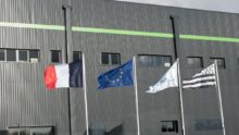 Quatre drapeaux sur des mâts : français, européen, blanc et breton