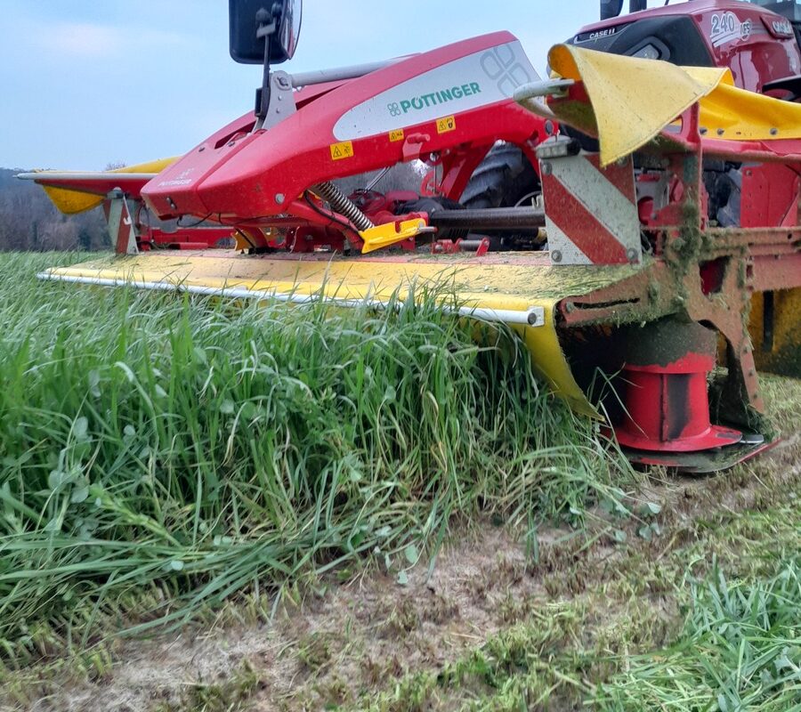 Gros plan sur du matériel de fauche d'herbe au traval dans un champ - Illustration Qualité des fourragères : levier de performance de  la marge sur coût alimentaire 