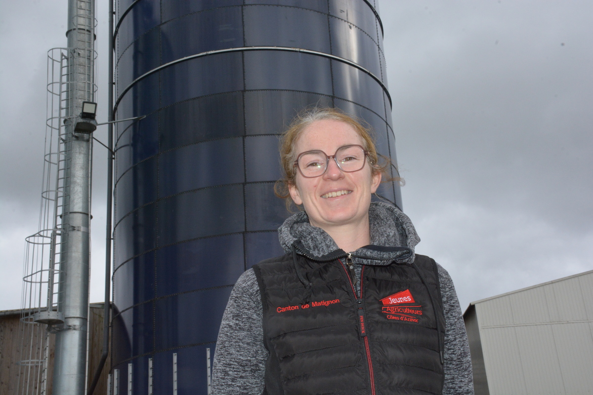 Une femme devant des silos de maïs dans son exploitation porcine - Illustration Tous les diplômes de l’enseignement agricole accessibles par la VAE