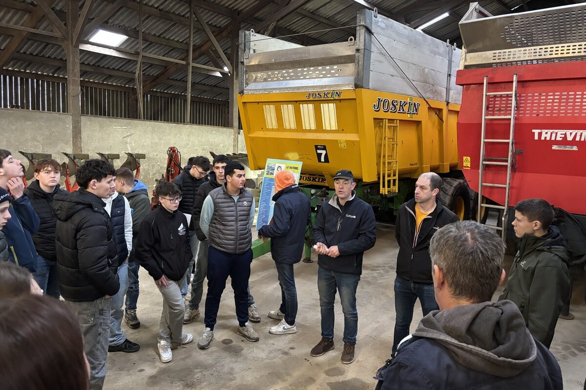 Des personnes devant des remorques agricoles - Illustration À la rencontre de la Cuma du Ribl