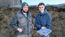 Deux hommes devant un silo d'ensilage