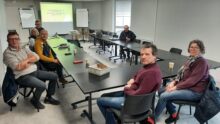 Des personnes dans une salle de réunion