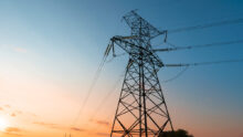 Un pilone électrique à la nuit tombante